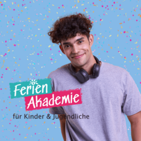 Jugendlicher vor buntem Hintergrund mit dem Schriftzug „Ferienakademie für Kinder & Jugendliche"