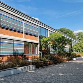 Außenansicht der Hebel-Realschule in Karlsruhe, wo vhs-Abendschulkurse stattfinden