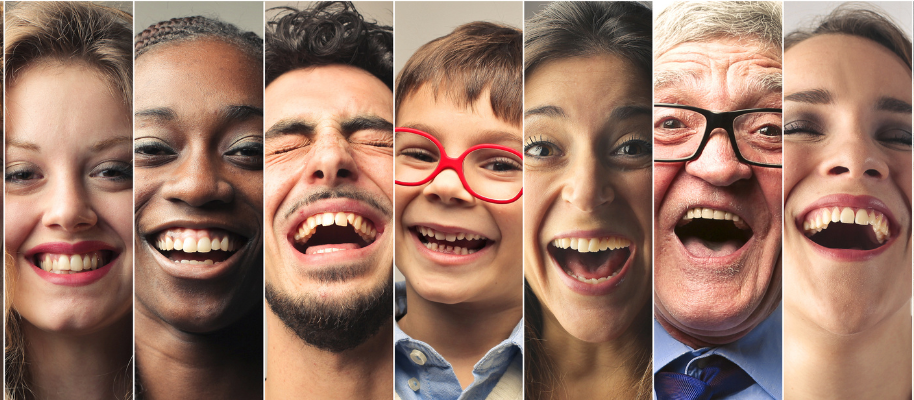 Mehrere lachende Menschen nebeneinander