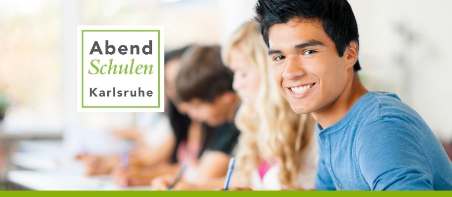 Teilnehmende in einem Klassenraum während eines Abendkurses, im Vordergrund ein lächelnder Mann, Schriftzug ‚Abendschulen Karlsruhe