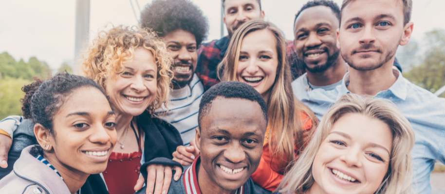 Freundliche, inklusive Gruppe bei sonnigem Tageslicht