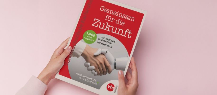 Programmheft der vhs Karlsruhe Herbst 2025 mit dem Titel 'Gemeinsam für die Zukunft' und 1.000 neuen Kursen